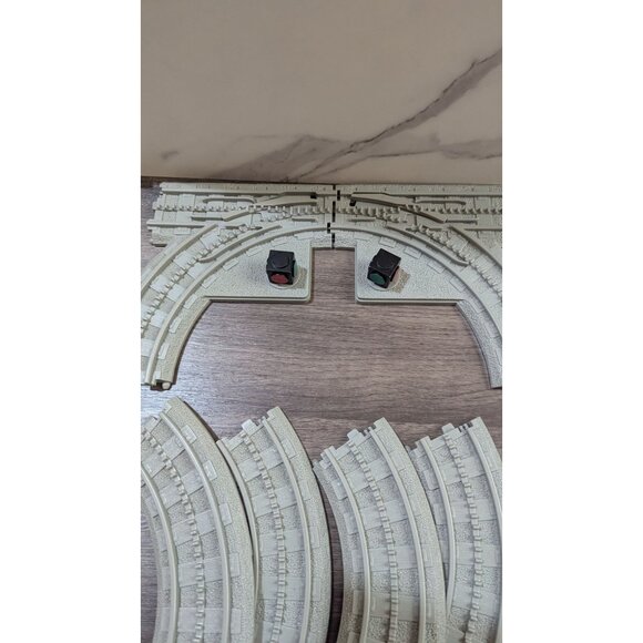 Lionel Little Lines Gray Plastic Train Track Set With Curved & Straight Pieces r - Picture 7 of 8